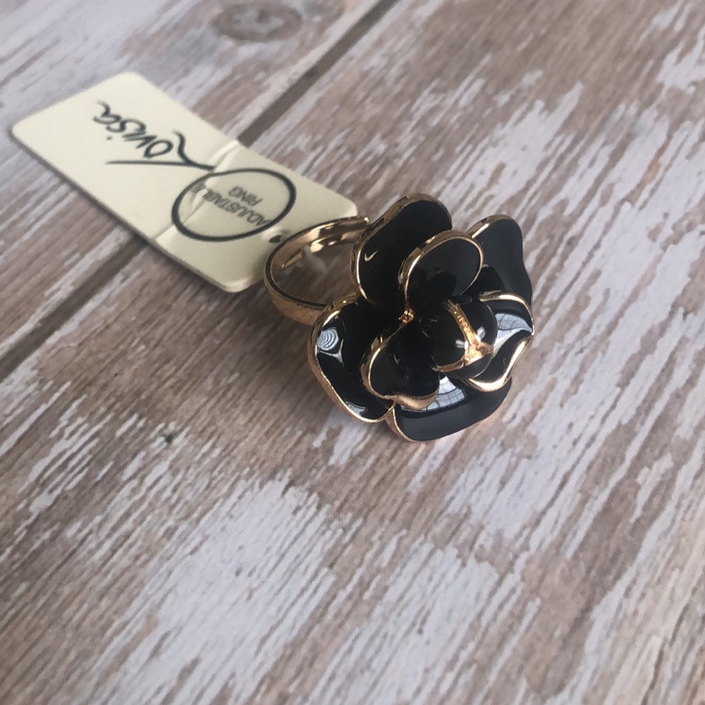 ❤️$7 NWT Lovisa Black Enamel Flower Adjustable Ring